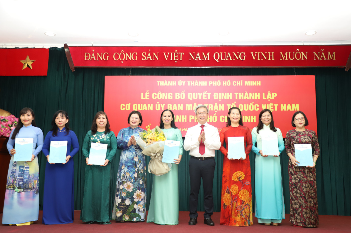 Trao quyết định cho Hội Liên hiệp Phụ nữ TPHCM. Trao quyết định cho Hội Liên hiệp Phụ nữ TPHCM.