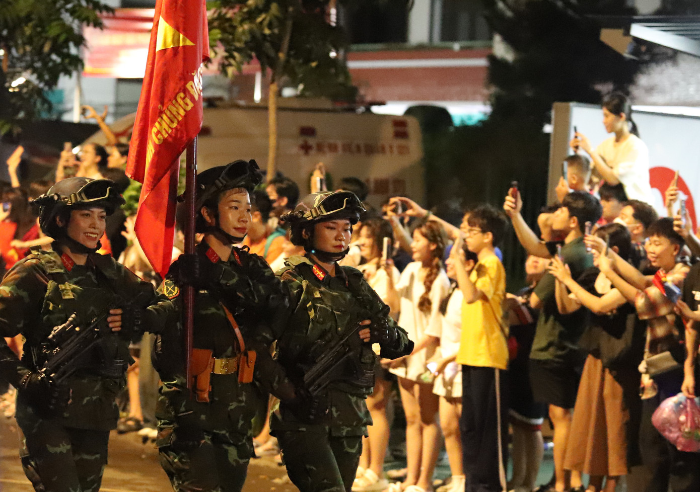 Sau khi di chuyển qua lễ đài và các tuyến đường trung tâm thành phố, các khối diễu binh, diễu hành trở về điểm tập kết theo quy định.