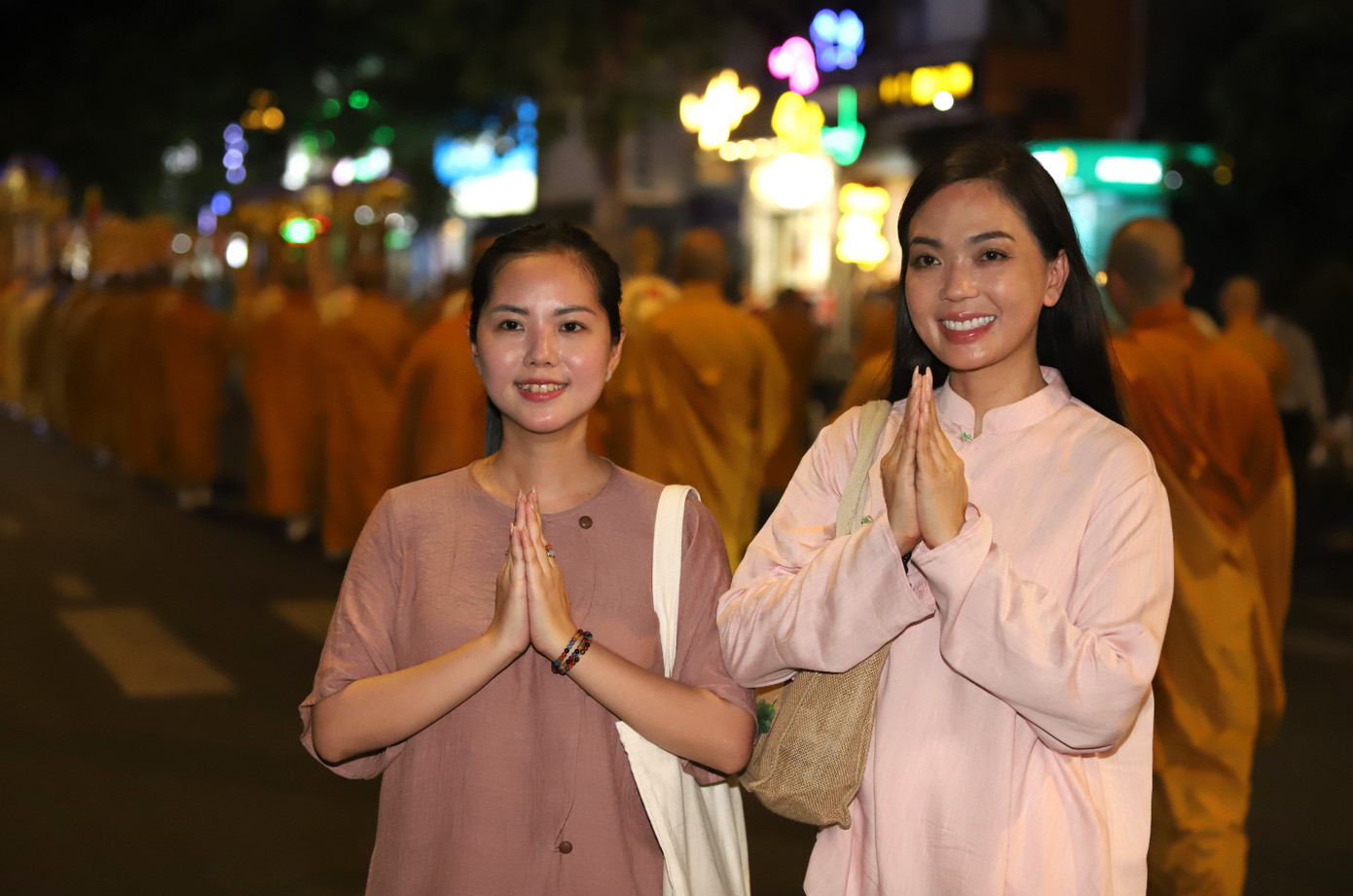 Hàng nghìn người có mặt bên ngoài và trong khuôn viên Việt Nam quốc tự đón chào đoàn cung rước tôn tượng đức Phật đản sinh, tối 5/5.