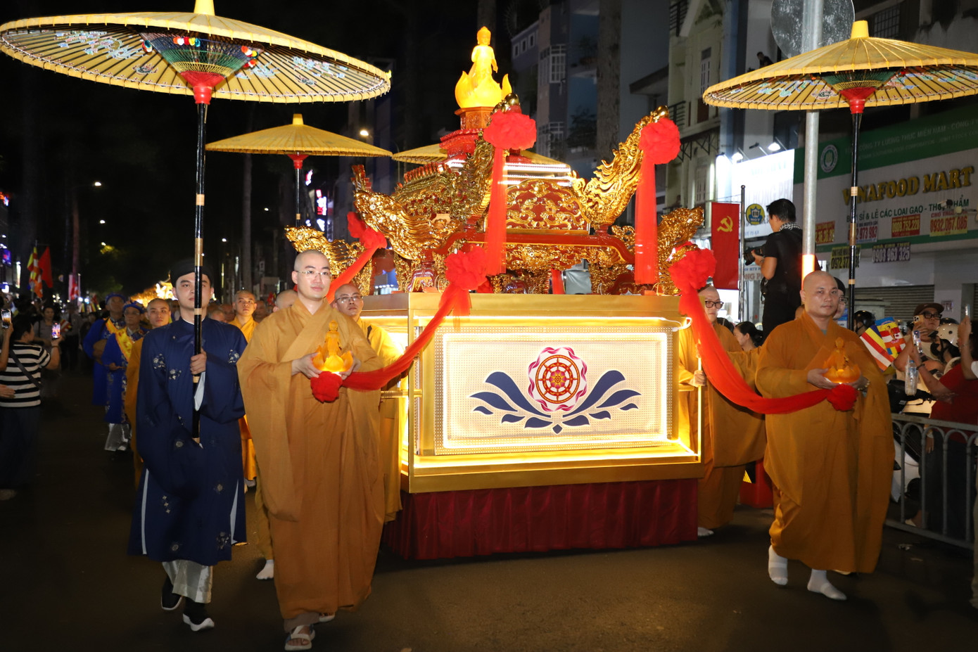 Hòa trong không khí chào mừng Đại lễ Vesak Liên hợp quốc 2025, đại lễ Phật đản Phật lịch 2569, tối 5/5, Ban Trị sự Giáo hội Phật giáo Việt Nam TPHCM tổ chức lễ cung rước kim thân tôn tượng đức Phật sơ sinh từ tổ đình Ấn Quang về Việt Nam Quốc tự (quận 10, TPHCM) - lễ đài chính của Phật giáo TPHCM.