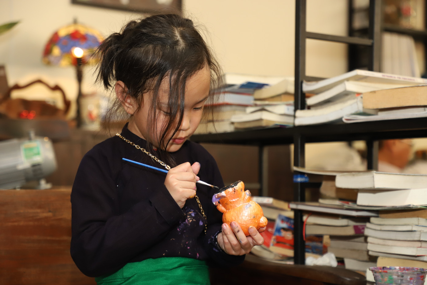 Sau cơn lũ, bé Hoàng Ngọc Lan (6 tuổi) không còn bố mẹ, hai người anh cũng mất.