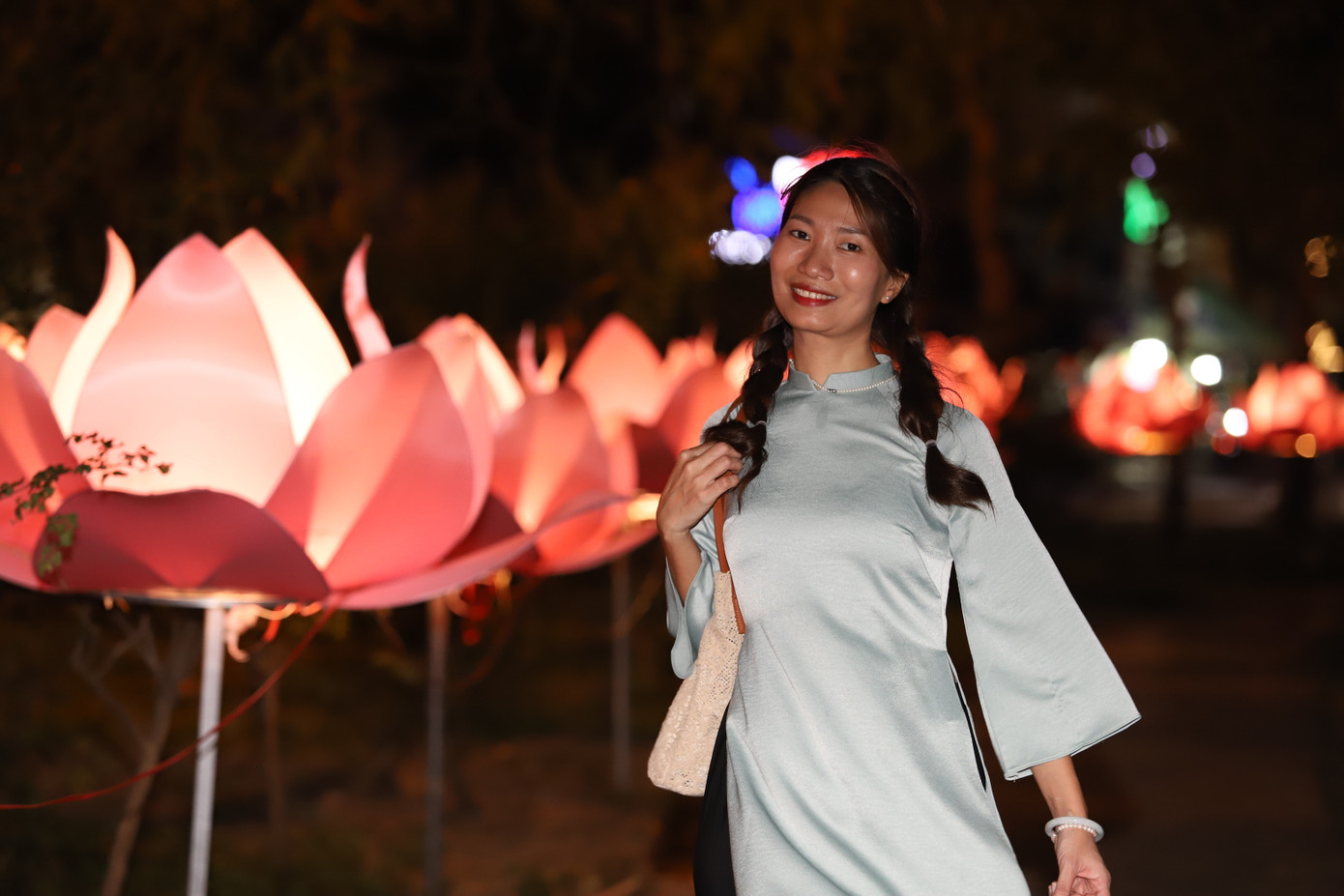 Những chiếc đèn hoa cỡ lớn, những chiếc đèn lồng xuất hiện rực rỡ trong mùa Phật đản tại chùa Pháp Hoa - trụ sở của Ban Văn hóa, Trung ương Giáo hội Phật giáo Việt Nam.