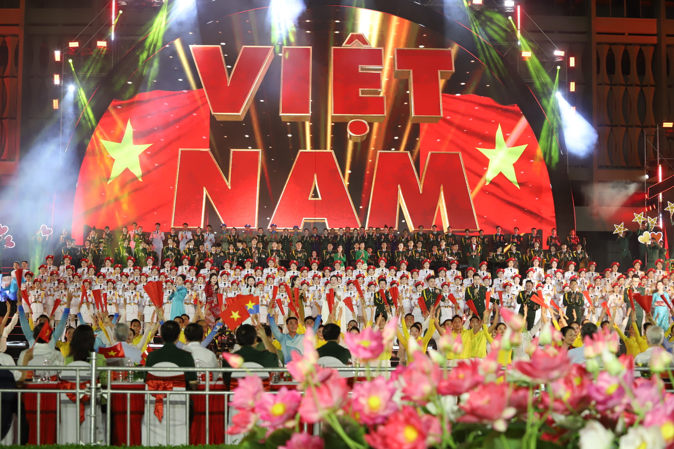 Những ngày tháng 4 bừng bừng khí thế tự hào, phấn khởi, các cơ quan Trung ương, bộ, ngành, TPHCM, các đoàn thể chính trị - xã hội cũng tổ chức nhiều chương trình nghệ thuật ấn tượng nhằm ôn lại truyền thống hào hùng, bi tráng trong cuộc trường chinh chống kẻ thù xâm lược của dân tộc; tri ân sâu sắc những cống hiến quên mình của các thế hệ cha ông đã ngã xuống vì nền hòa bình, độc lập, tự do của đất nước; thể hiện mạnh mẽ khát vọng hòa bình, độc lập và phát triển hùng cường trong giai đoạn mới.