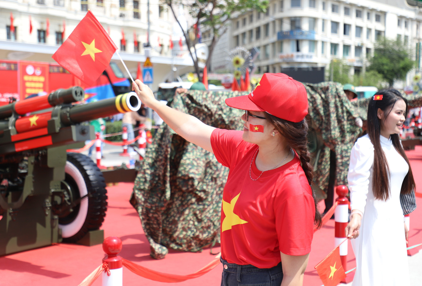 Bà con nhân dân đến ghi lại hình ảnh kỷ niệm cùng các khẩu pháo.