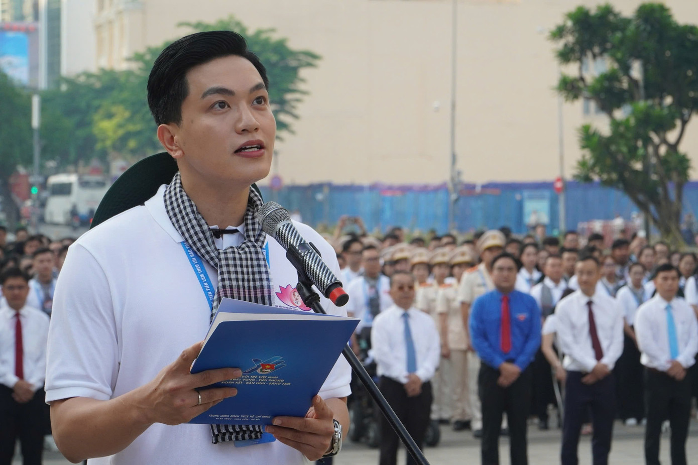 Anh Vũ Hồng Sơn thay mặt đoàn đại biểu Thanh niên tiên tiến toàn quốc báo công dâng Bác. Ảnh: Văn Tiệp