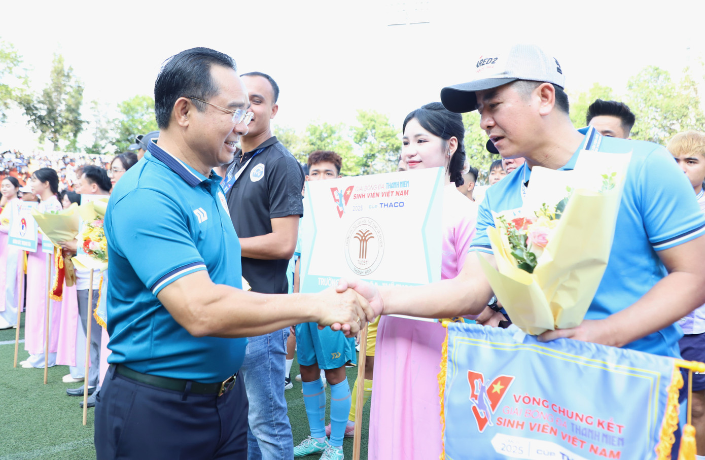 Tân Chủ tịch UBND TPHCM Nguyễn Văn Được chúc mừng các đội bóng góp mặt tại vòng Chung kết.