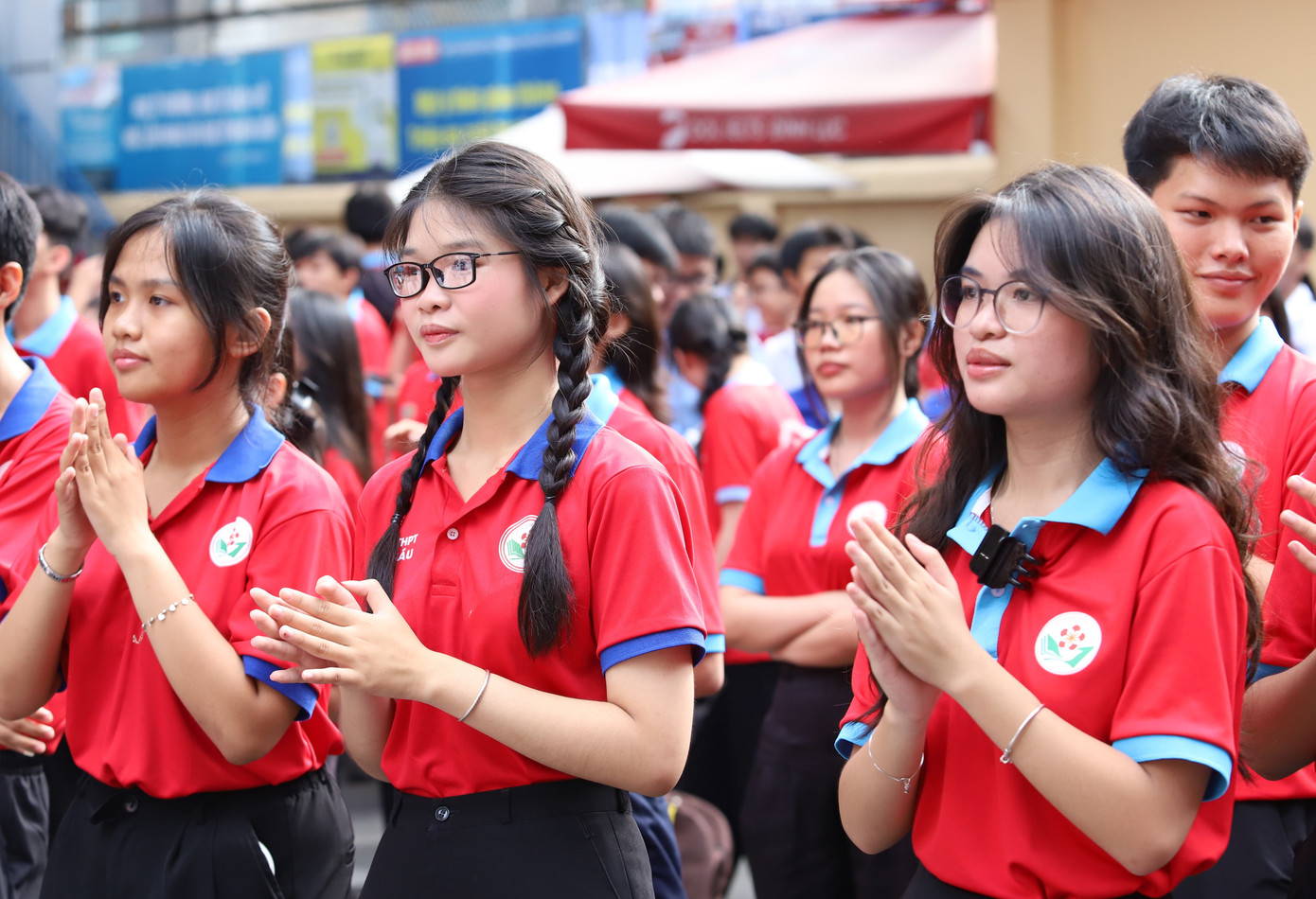 Bạn trẻ sôi nổi khởi động Chiến dịch tình nguyện Hoa phượng đỏ. Bạn trẻ sôi nổi khởi động Chiến dịch tình nguyện Hoa phượng đỏ.