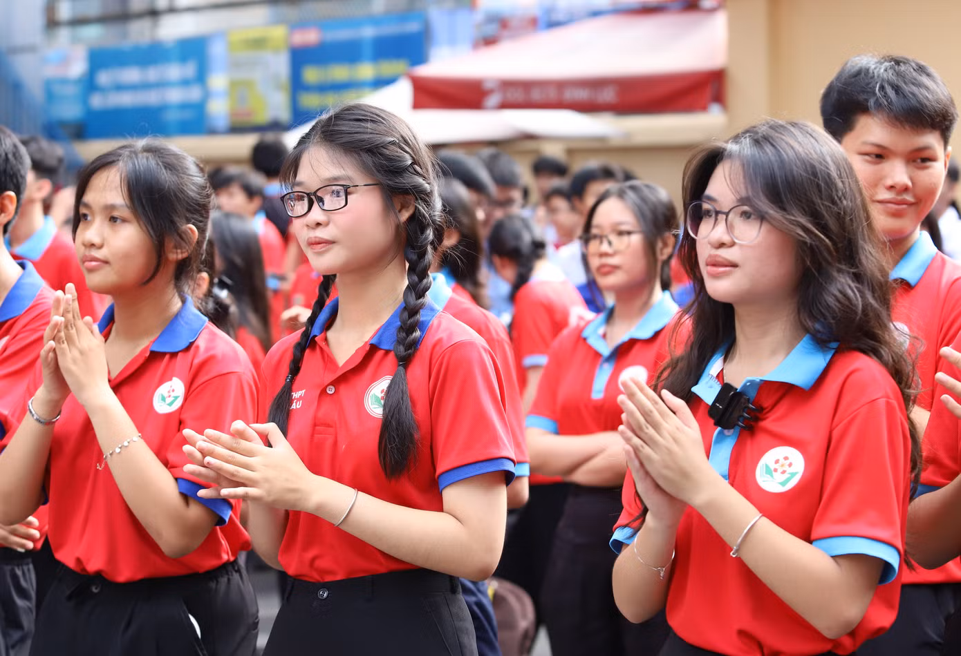 Bạn trẻ sôi nổi khởi động Chiến dịch tình nguyện Hoa phượng đỏ.