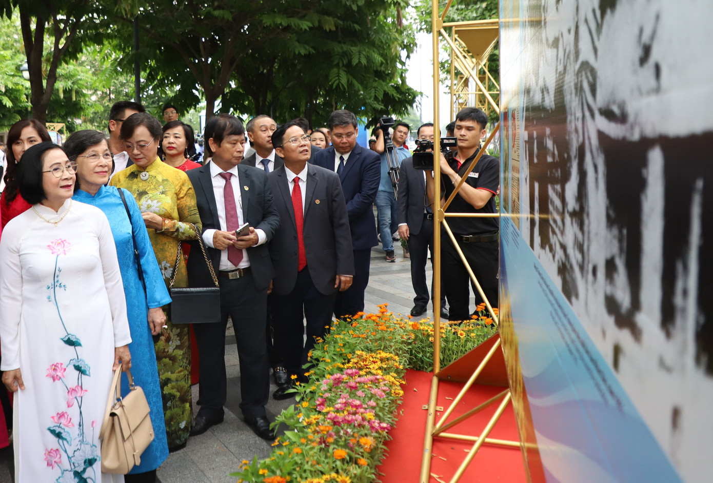 Đại biểu tham quan triển lãm ảnh sau lễ khai mạc.