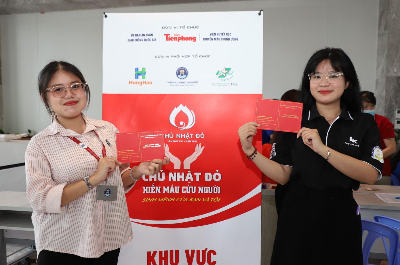 Đây là lần thứ hai Phạm Ngọc Quỳnh Như (bên trái) - sinh viên khoa Khoa học Xã hội và Nhân văn, Trường Đại học Văn Hiến - tham gia hiến máu tình nguyện. "Mình góp sức với mong muốn mang đến thêm nhiều sự sống cho cuộc đời cũng như lan tỏa tinh thần tình nguyện của giới trẻ" - Quỳnh Như bộc bạch. Đây là lần thứ hai Phạm Ngọc Quỳnh Như (bên trái) - sinh viên khoa Khoa học Xã hội và Nhân văn, Trường Đại học Văn Hiến - tham gia hiến máu tình nguyện. "Mình góp sức với mong muốn mang đến thêm nhiều sự sống cho cuộc đời cũng như lan tỏa tinh thần tình nguyện của giới trẻ" - Quỳnh Như bộc bạch.