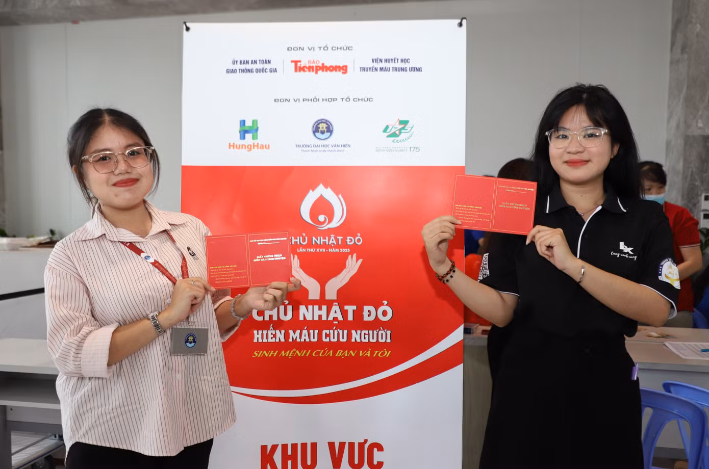 Đây là lần thứ hai Phạm Ngọc Quỳnh Như (bên trái) - sinh viên khoa Khoa học Xã hội và Nhân văn, Trường Đại học Văn Hiến - tham gia hiến máu tình nguyện. "Mình góp sức với mong muốn mang đến thêm nhiều sự sống cho cuộc đời cũng như lan tỏa tinh thần tình nguyện của giới trẻ" - Quỳnh Như bộc bạch.