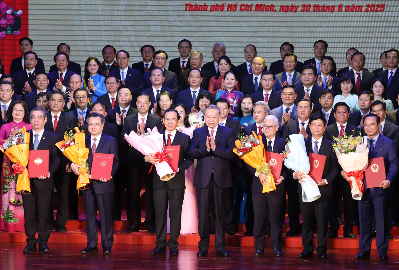 Tổng Bí thư Tô Lâm trao Quyết định của Bộ Chính trị về chỉ định Ban Chấp hành Đảng bộ TPHCM (mới) và Ban Thường vụ Thành ủy TPHCM (mới), nhiệm kỳ 2020 - 2025. Ảnh: Ngô Tùng.