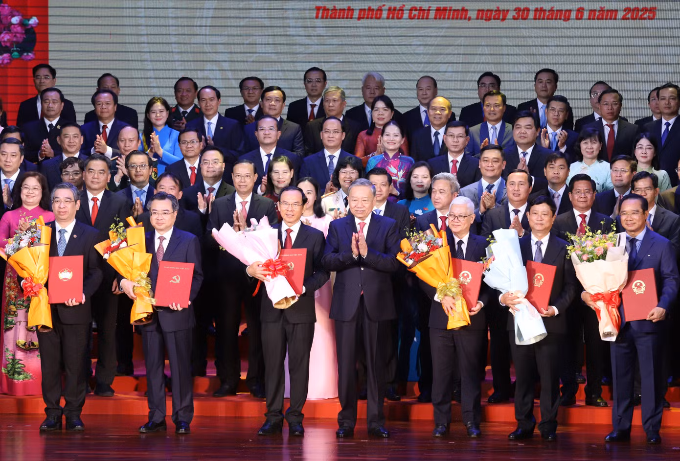 Tổng Bí thư Tô Lâm trao Quyết định của Bộ Chính trị về chỉ định Ban Chấp hành Đảng bộ TPHCM (mới) và Ban Thường vụ Thành ủy TPHCM (mới), nhiệm kỳ 2020 - 2025. Ảnh: Ngô Tùng.