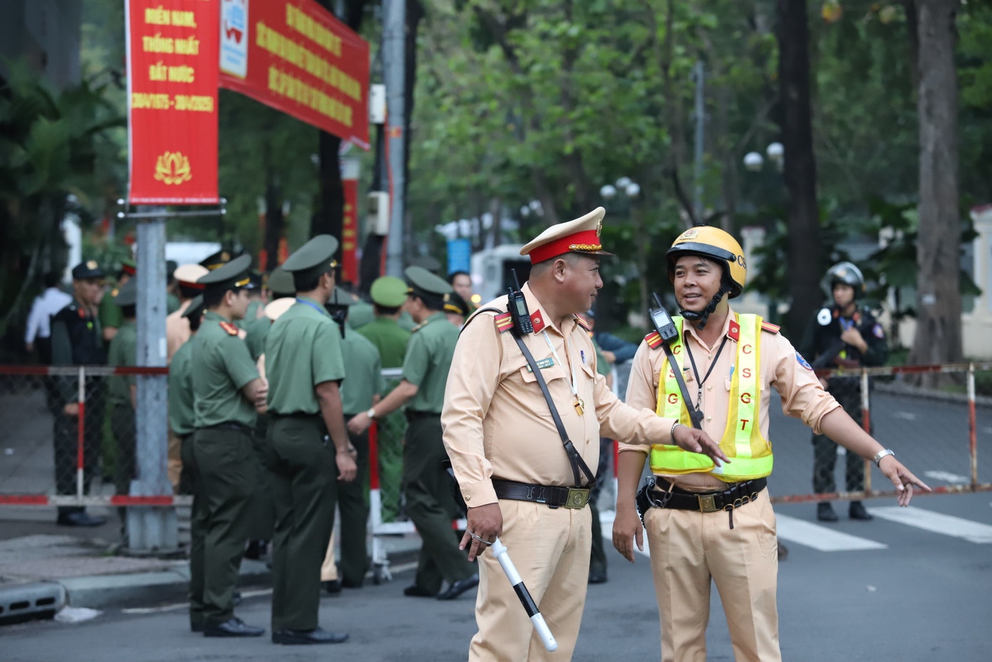 Để làm nên thành công của lễ kỷ niệm và các nội dung trọng đại suốt đợt kỷ niệm 50 năm ngày thống nhất non sông đất nước, có sự đóng góp lặng thầm của hàng nghìn cán bộ, chiến sĩ các lực lượng vũ trang.