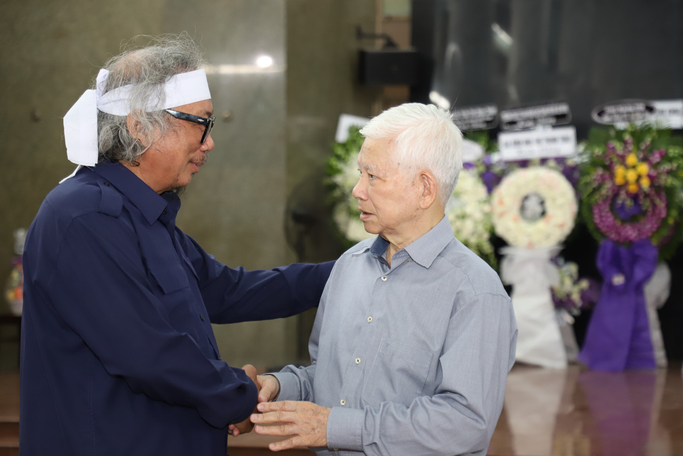 Nguyên Chủ tịch nước Nguyễn Minh Triết thăm hỏi, chia buồn với thân quyến nhạc sĩ Lư Nhất Vũ. Nguyên Chủ tịch nước Nguyễn Minh Triết thăm hỏi, chia buồn với thân quyến nhạc sĩ Lư Nhất Vũ.