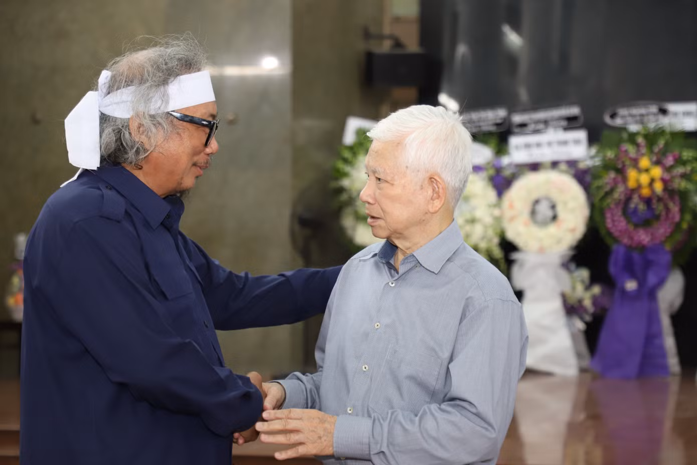 Nguyên Chủ tịch nước Nguyễn Minh Triết thăm hỏi, chia buồn với thân quyến nhạc sĩ Lư Nhất Vũ. Nguyên Chủ tịch nước Nguyễn Minh Triết thăm hỏi, chia buồn với thân quyến nhạc sĩ Lư Nhất Vũ.