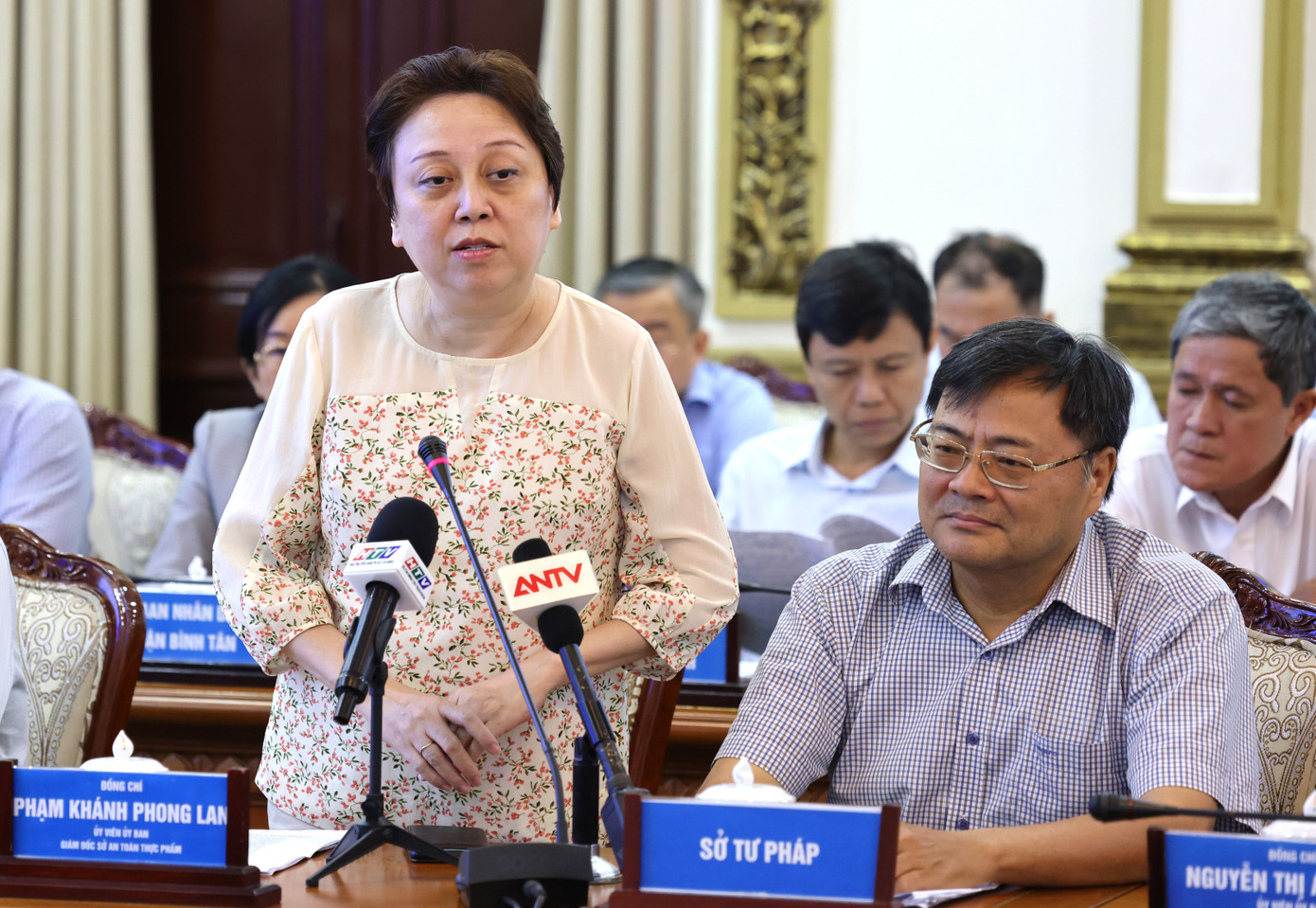 Giám đốc Sở An toàn thực phẩm TPHCM Phạm Khánh Phong Lan trao đổi tại phiên họp. Ảnh: TTBC