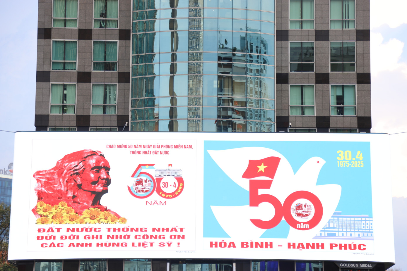 Nhiều pano, áp phích tuyên truyền về đại lễ 30/4 cũng được các sở, ban ngành TPHCM tích cực thực hiện. Nhiều pano, áp phích tuyên truyền về đại lễ 30/4 cũng được các sở, ban ngành TPHCM tích cực thực hiện.