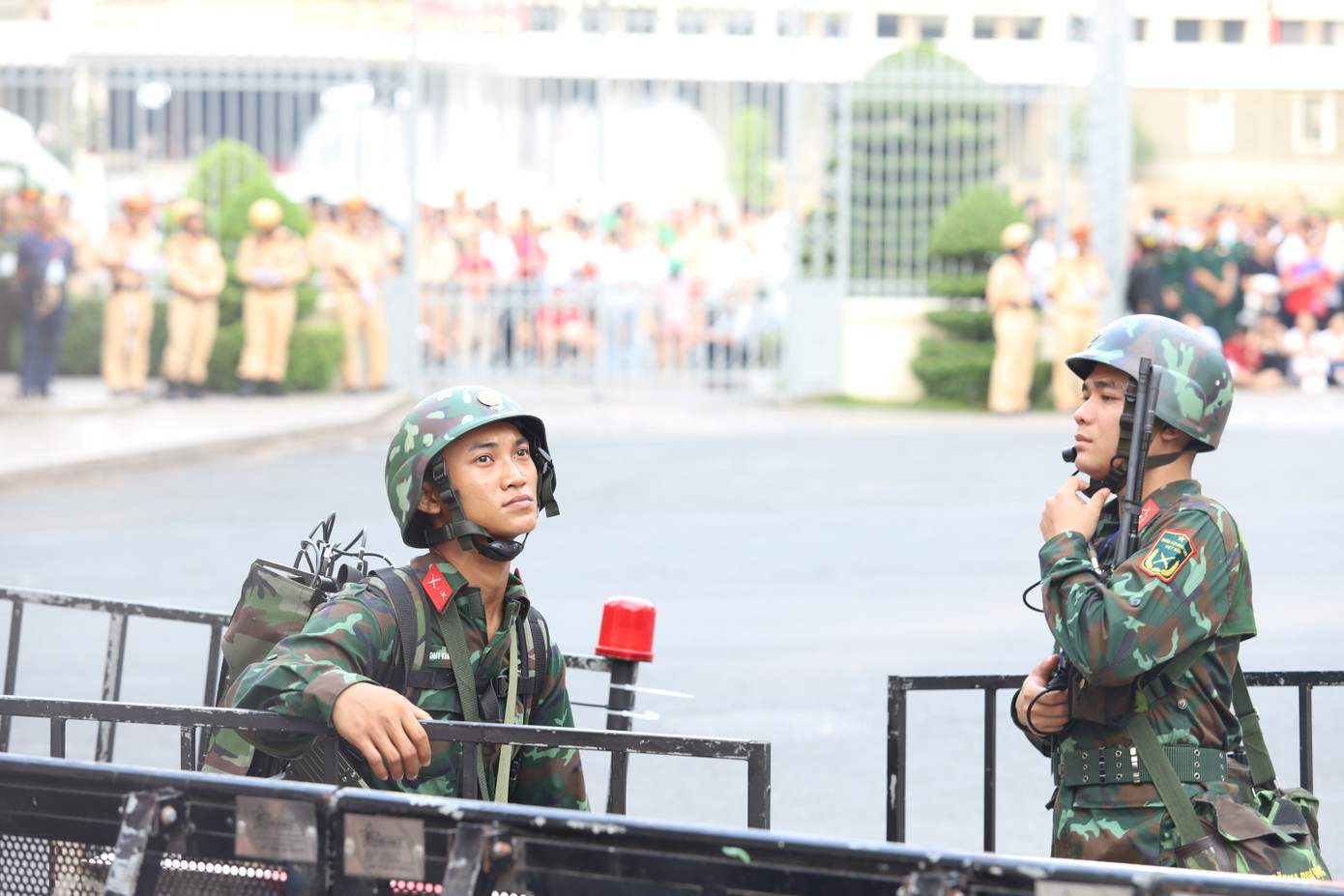 Để làm nên thành công của lễ kỷ niệm và các nội dung trọng đại suốt đợt kỷ niệm 50 năm ngày thống nhất non sông đất nước, có sự đóng góp lặng thầm của hàng nghìn cán bộ, chiến sĩ các lực lượng vũ trang.