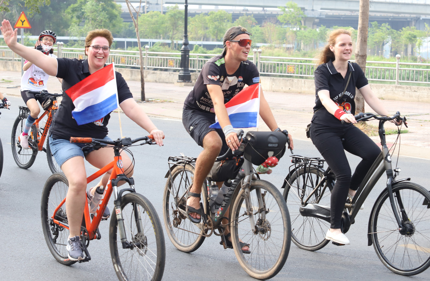 Mọi người có được trải nghiệm lý thú khi đạp xe cùng hai chàng trai đã vượt hàng chục nghìn cây số từ Hà Lan đến Việt Nam.