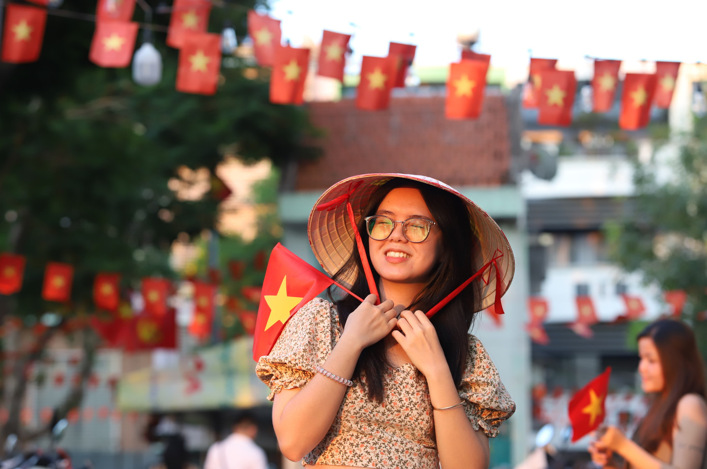 Hòa trong không khí phấn khởi của cả nước chào mừng ngày lễ lớn, một quán cà phê gần đó cũng đã bài trí không gian cờ Tổ quốc cùng những vật dụng khác phù hợp để bạn trẻ cùng tạo dáng check-in. Hòa trong không khí phấn khởi của cả nước chào mừng ngày lễ lớn, một quán cà phê gần đó cũng đã bài trí không gian cờ Tổ quốc cùng những vật dụng khác phù hợp để bạn trẻ cùng tạo dáng check-in.