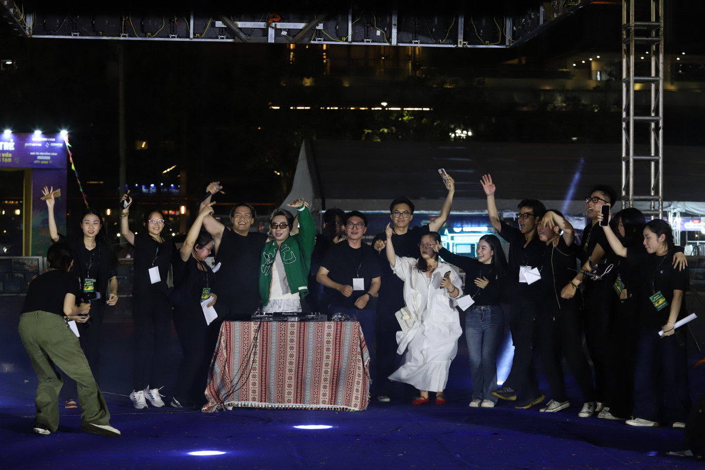 Đông đảo bạn trẻ, khách nước ngoài thích thú theo dõi chương trình.