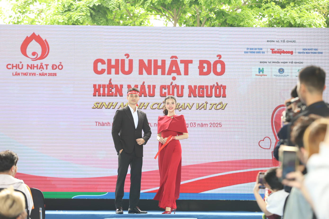 Sau khi tham dự chương trình khai mạc cùng Ban tổ chức, Nam vương Tuấn Ngọc, Á hậu Hạnh Nguyên và các nghệ sĩ đồng hành đã giao lưu thân tình cùng các bạn sinh viên Trường Đại học Văn Hiến.