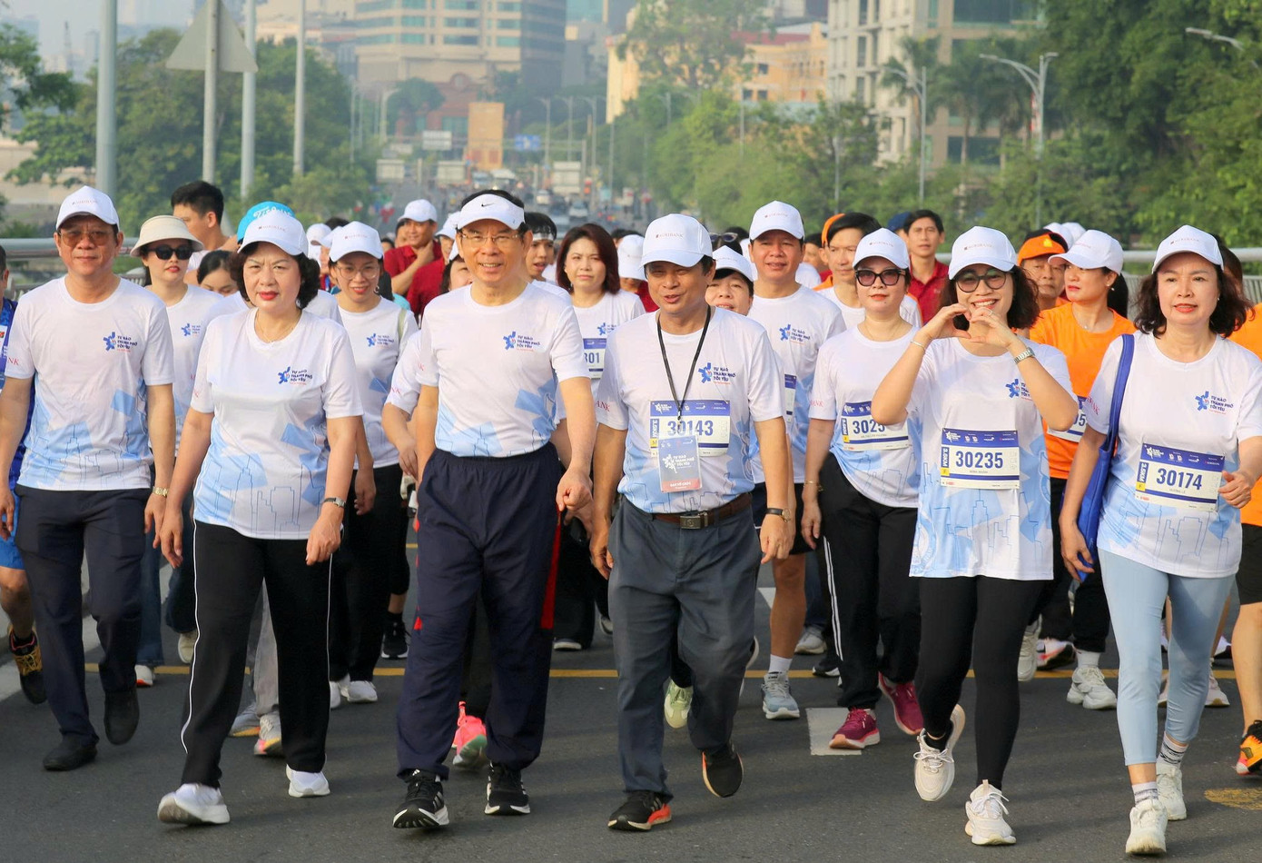 Bí thư Thành ủy TPHCM Nguyễn Văn Nên cùng các lãnh đạo cơ quan Trung ương và TPHCM cùng tham gia giải với cự ly đi bộ 3,5km. Ảnh: Hà Khánh