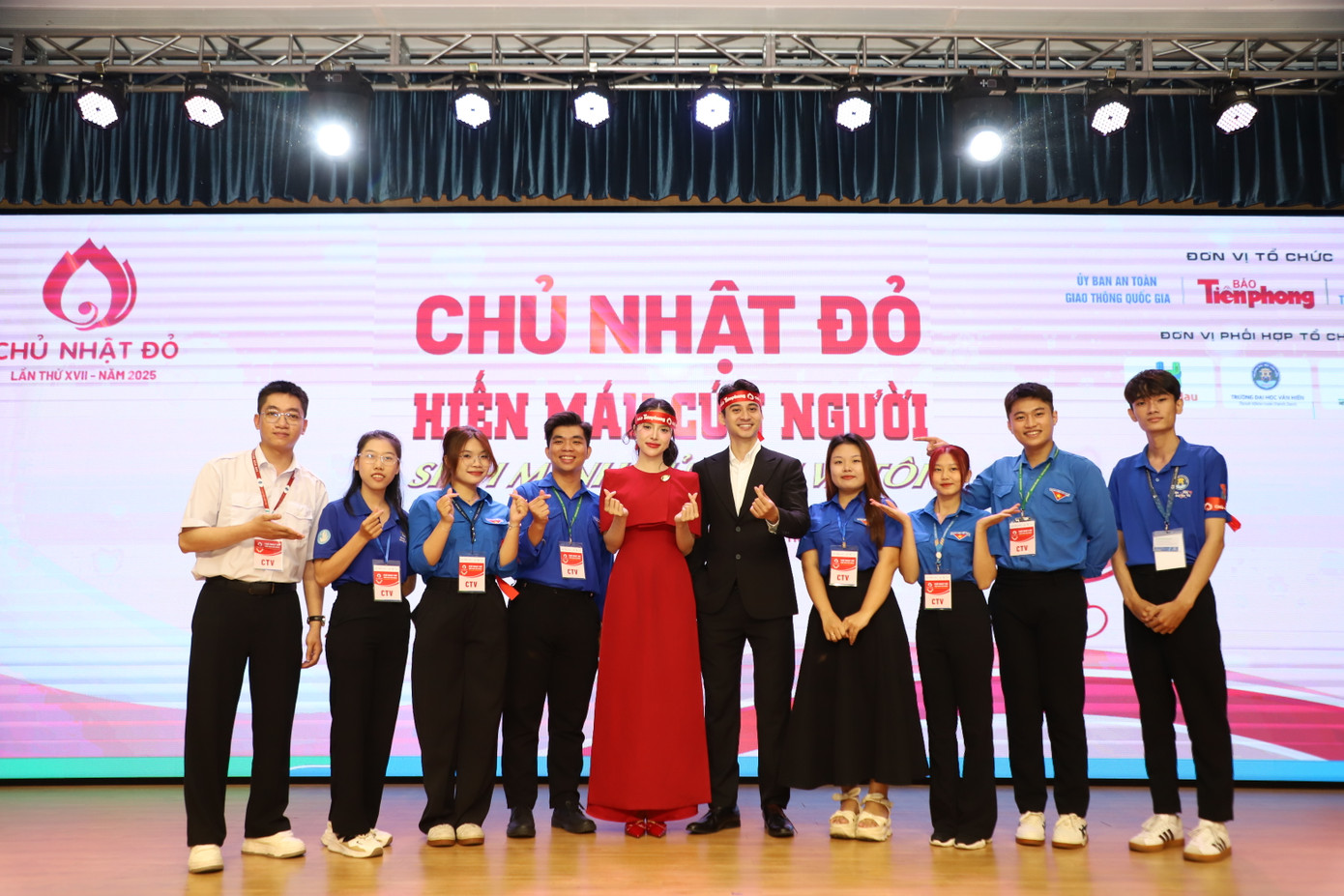 Á hậu Hạnh Nguyên, Nam vương Tuấn Ngọc chụp hình lưu niệm cùng sinh viên Văn Hiến. Ảnh: Ngô Tùng