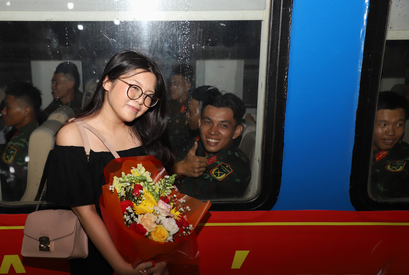 Người dân, bạn trẻ hân hoan tiễn đoàn đi làm nhiệm vụ.