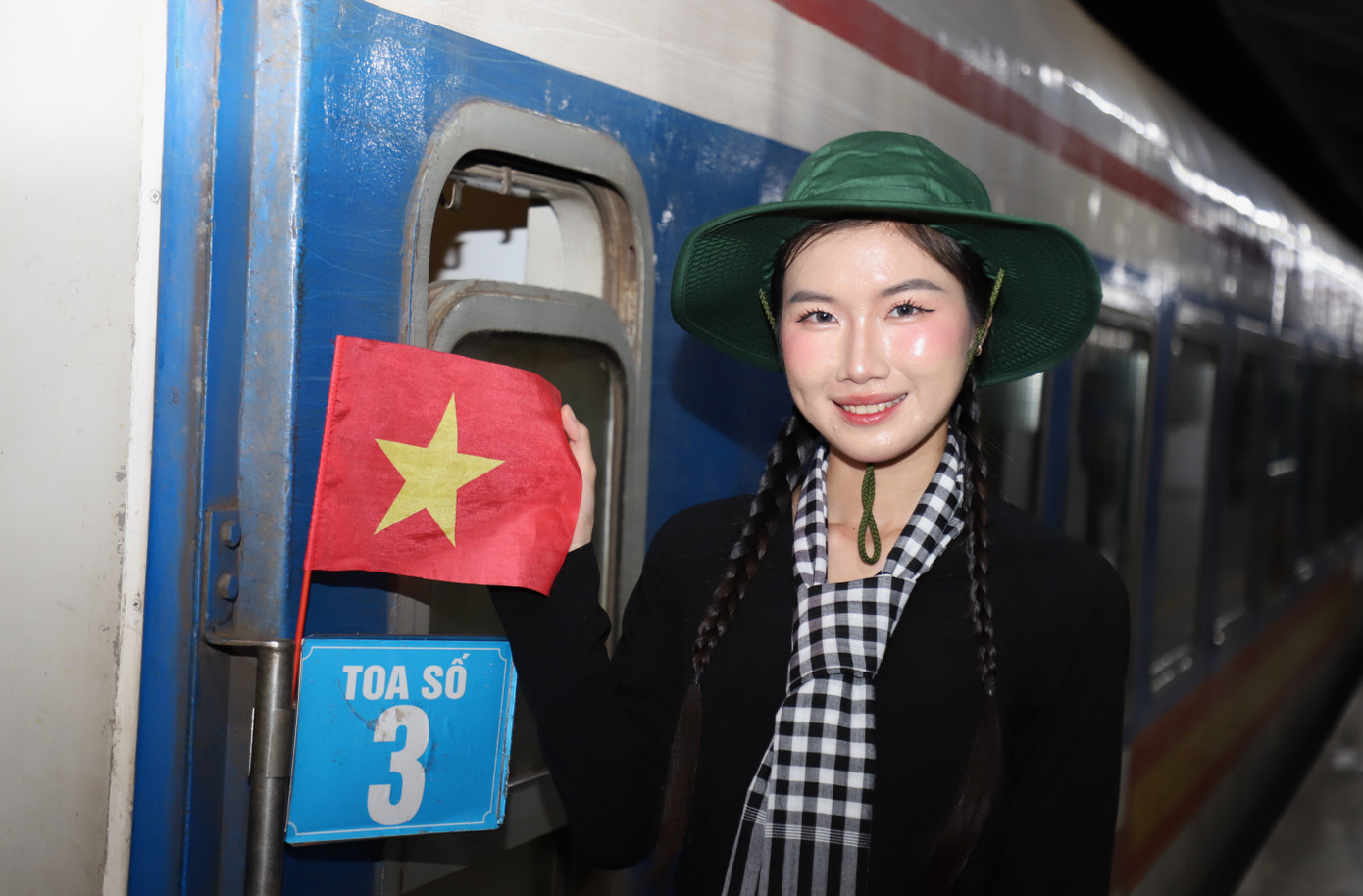 Các cô gái khối Nữ du kích miền Nam trong trang phục áo bà ba, mũ tai bèo và quàng khăn rằn.