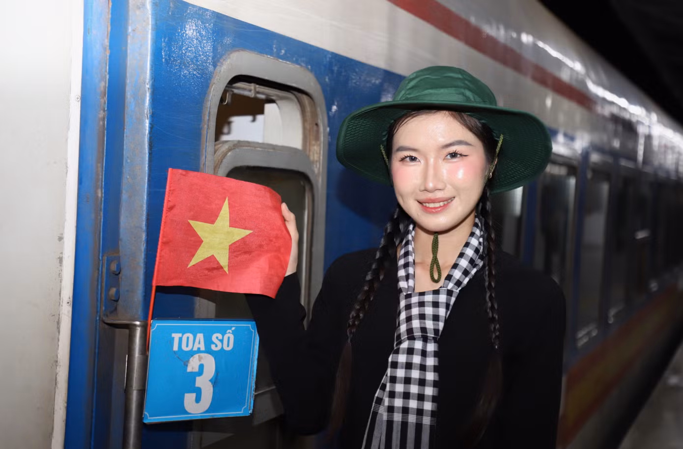 Các cô gái khối Nữ du kích miền Nam trong trang phục áo bà ba, mũ tai bèo và quàng khăn rằn.