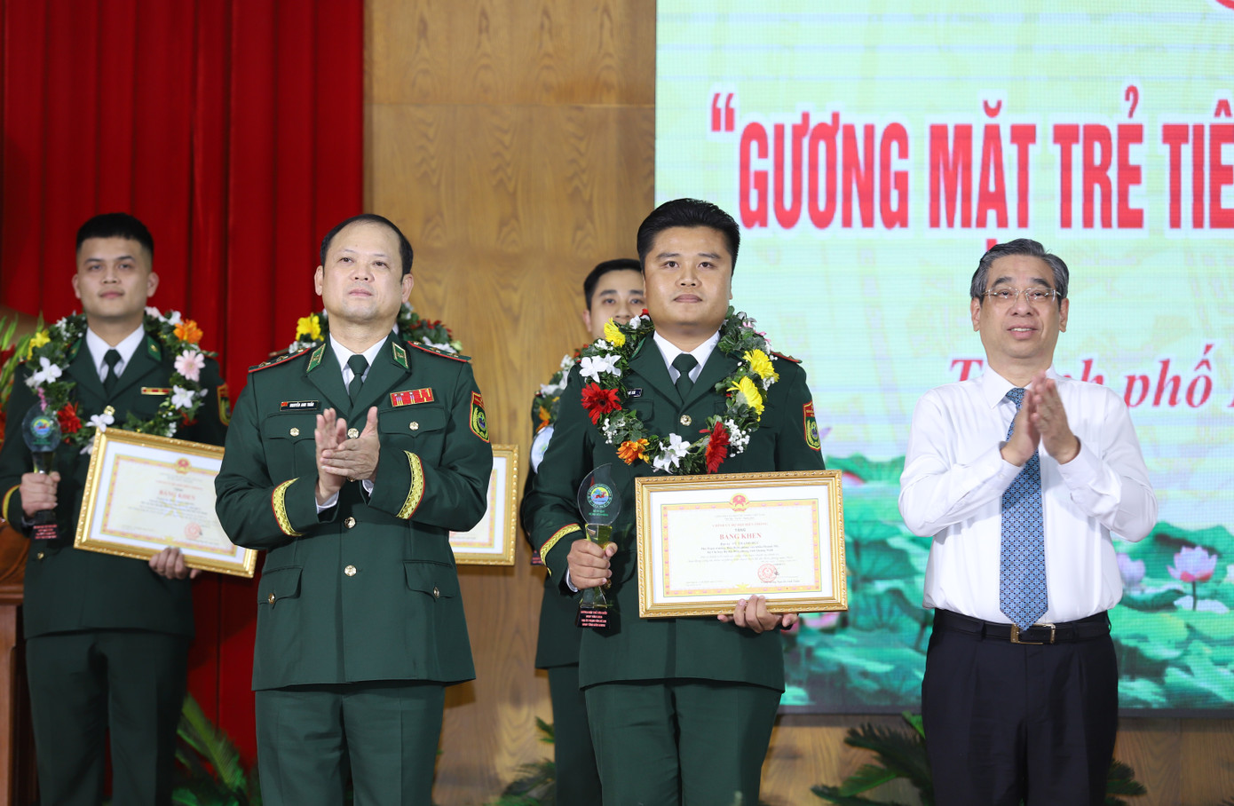 Các cá nhân luôn nỗ lực hoàn thành tốt công tác chuyên môn và công tác Đoàn, phong trào thanh thiếu niên tại đơn vị. Các cá nhân luôn nỗ lực hoàn thành tốt công tác chuyên môn và công tác Đoàn, phong trào thanh thiếu niên tại đơn vị.