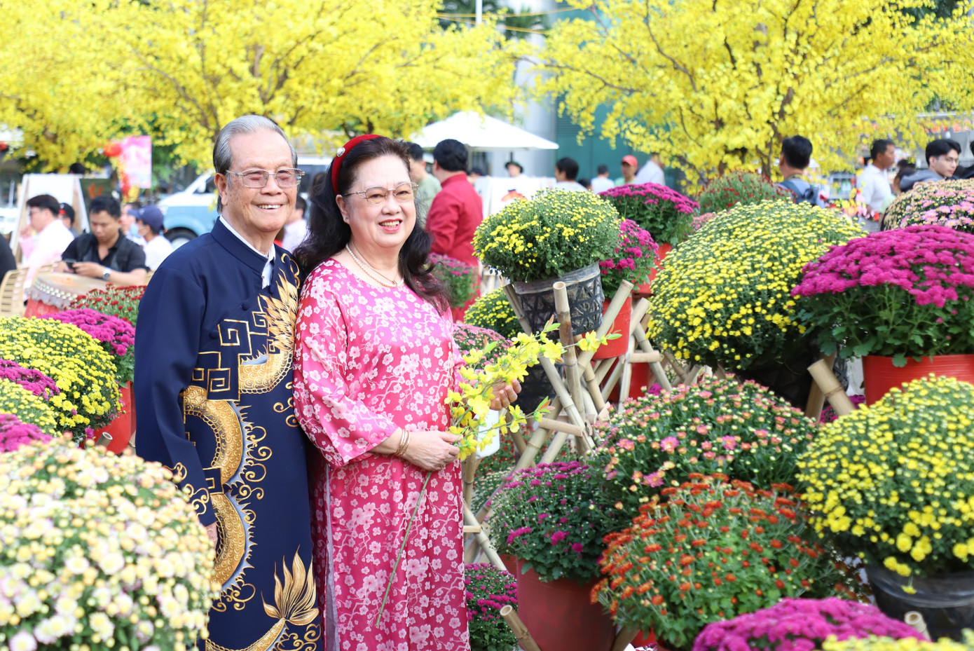 Các vị khách đứng tuổi cũng diện áo dài chụp ảnh bên các tiểu cảnh ngập tràn sắc xuân giữa lòng thành phố. Ảnh: Ngô Tùng