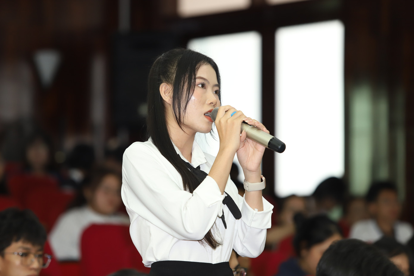 Các bạn sinh viên thẳng thắn đặt vấn đề giao lưu cùng các khách mời. Các bạn sinh viên thẳng thắn đặt vấn đề giao lưu cùng các khách mời.