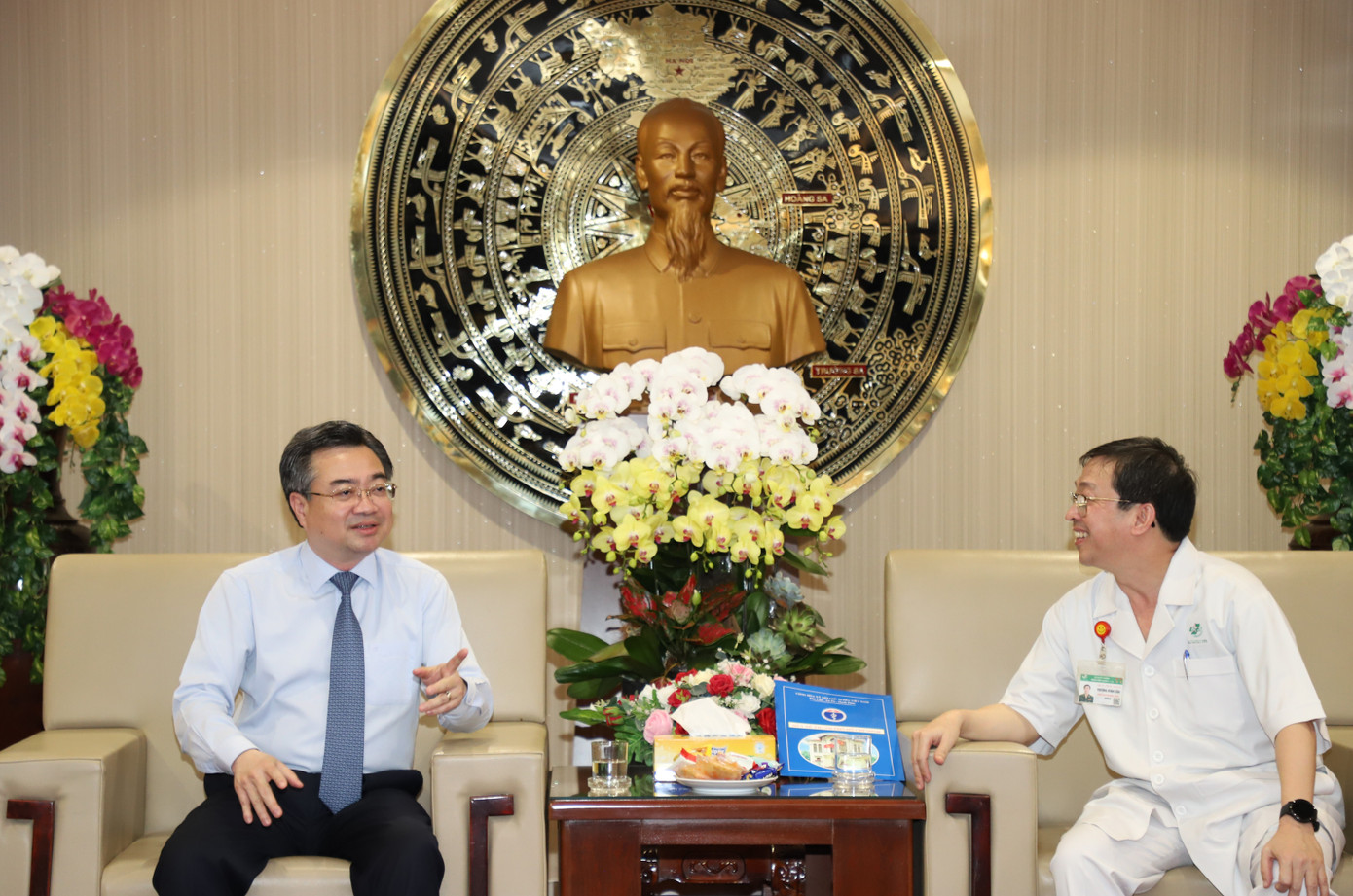 Phó Bí thư Thường trực Thành ủy TPHCM Nguyễn Thanh Nghị thăm hỏi, động viên cán bộ, nhân viên y tế Bệnh viện Quân y 175. Ảnh: Ngô Tùng Phó Bí thư Thường trực Thành ủy TPHCM Nguyễn Thanh Nghị thăm hỏi, động viên cán bộ, nhân viên y tế Bệnh viện Quân y 175. Ảnh: Ngô Tùng