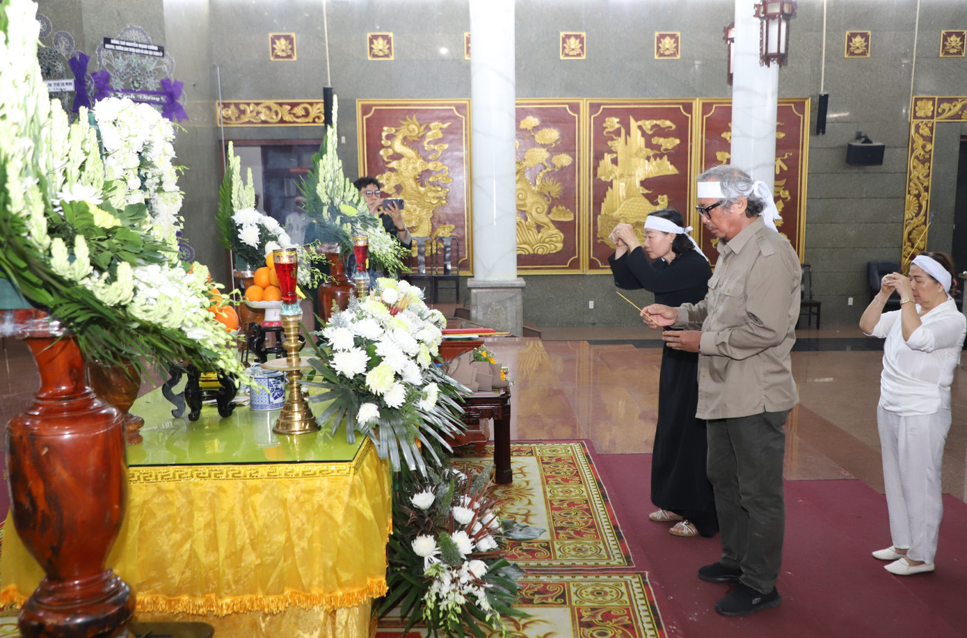 Tang quyến thắp hương tiễn biệt nhạc sĩ Lư Nhất Vũ.