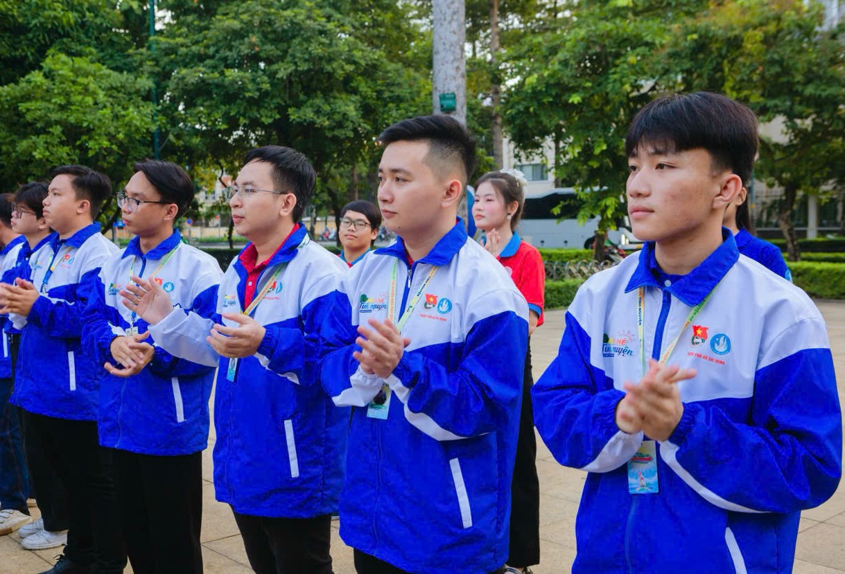 Các chiến sĩ tình nguyện lên đường thực hiện những công trình ý nghĩa tại huyện đảo Phú Quý. Ảnh: Thành Đoàn TPHCM