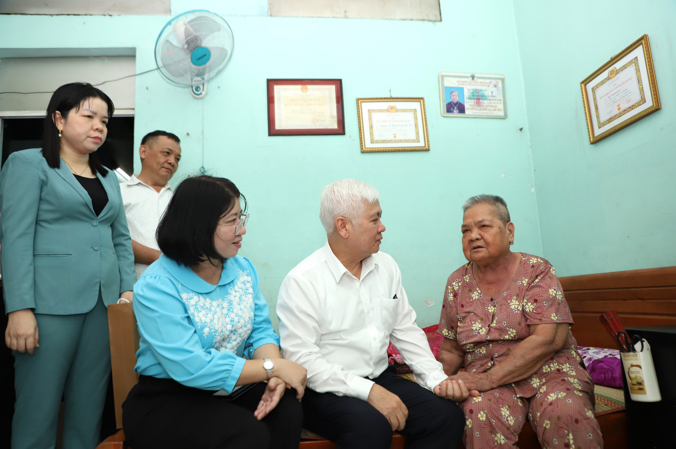 Đoàn công tác Đoàn ĐBQH TPHCM và phường Đông Hưng Thuận đến thăm gia đình người có công với cách mạng, trước thềm kỷ niệm 78 năm Ngày Thương binh – Liệt sĩ. Ảnh: Ngô Tùng