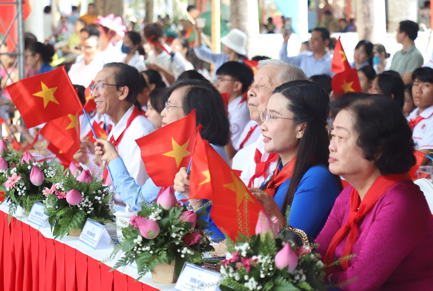 Nguyên lãnh đạo Đảng, lãnh đạo Trung ương Đoàn và các đại biểu hân hoan dõi theo màn diễu hành tái hiện các lực lượng tham gia Chiến dịch Hồ Chí Minh năm xưa.