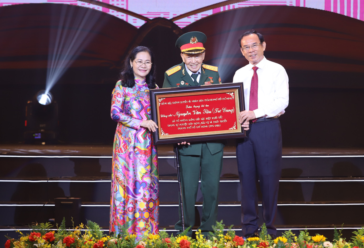 Lãnh đạo TPHCM tri ân những đóng góp của Đại tá, Anh hùng Lực lượng vũ trang nhân dân Nguyễn Văn Tàu (Tư Cang) đối với sự nghiệp cách mạng của dân tộc.