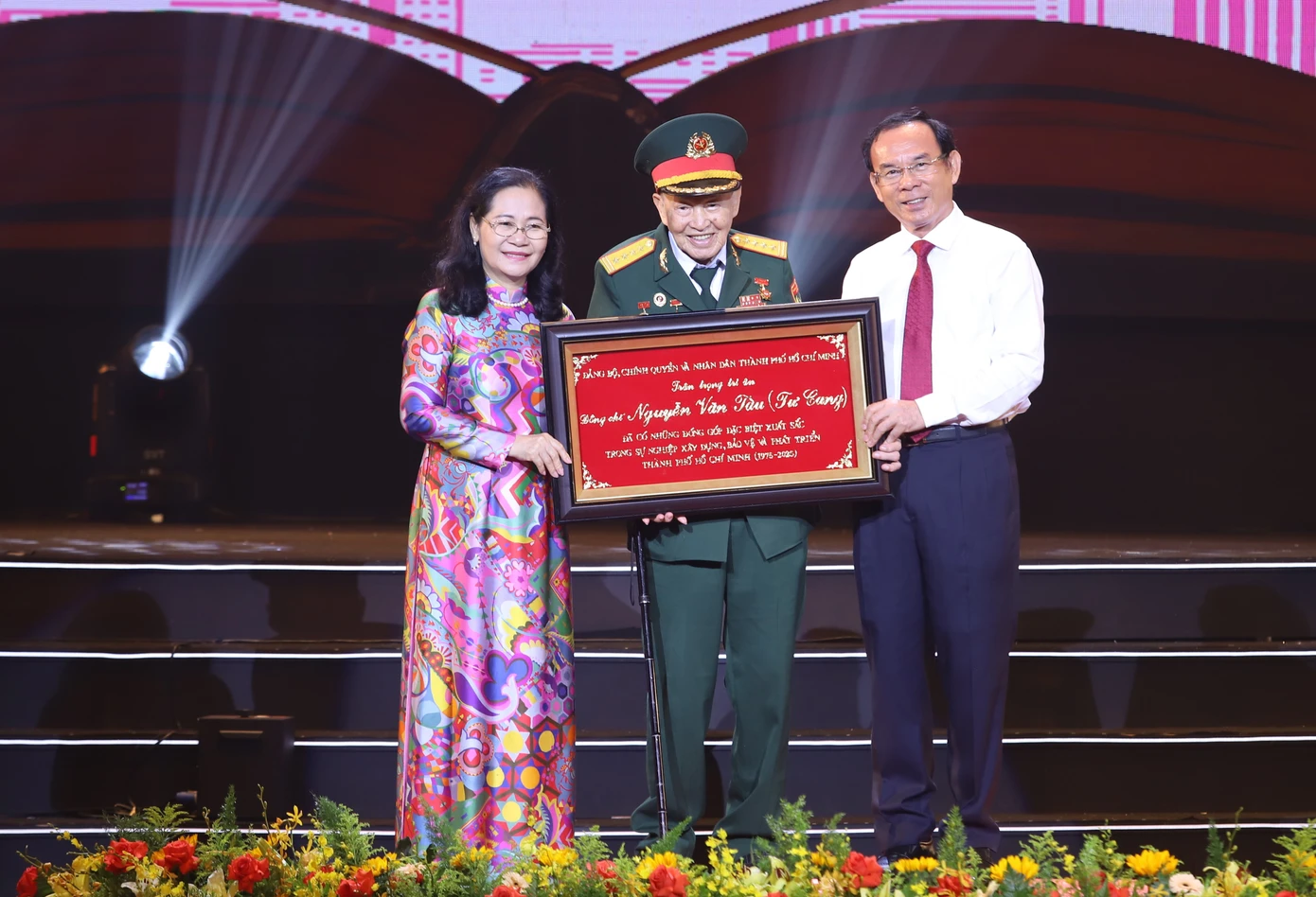 Lãnh đạo TPHCM tri ân những đóng góp của Đại tá, Anh hùng Lực lượng vũ trang nhân dân Nguyễn Văn Tàu (Tư Cang) đối với sự nghiệp cách mạng của dân tộc.