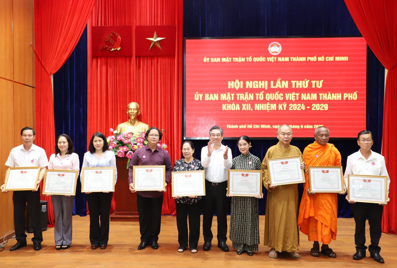 Dịp này, Ủy ban MTTQ Việt Nam TPHCM cũng tặng Bằng khen của Ban Thường trực cho các cá nhân tiêu biểu trong thực hiện Chỉ thị số 05-CT/TW của Bộ Chính trị về học tập và làm theo tư tưởng, đạo đức, phong cách Hồ Chí Minh giai đoạn 2016 - 2025. Ảnh: Ngô Tùng