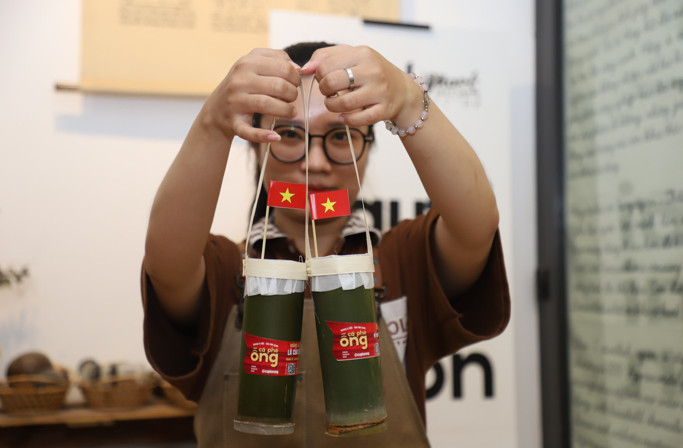 “Qua việc làm nhỏ này, tụi mình muốn động viên, nhắc nhở người trẻ về chủ quyền thiêng liêng của đất nước; thêm yêu quê hương đất nước, cũng như thể hiện lòng biết ơn những thế hệ đi trước đã gìn giữ để chúng ta có được ngày hôm nay”, Công Quang bày tỏ. “Qua việc làm nhỏ này, tụi mình muốn động viên, nhắc nhở người trẻ về chủ quyền thiêng liêng của đất nước; thêm yêu quê hương đất nước, cũng như thể hiện lòng biết ơn những thế hệ đi trước đã gìn giữ để chúng ta có được ngày hôm nay”, Công Quang bày tỏ.