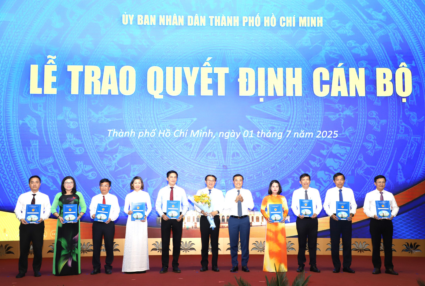 Lãnh đạo TPHCM trao quyết định cho các Phó Giám đốc Sở Khoa học và Công nghệ.