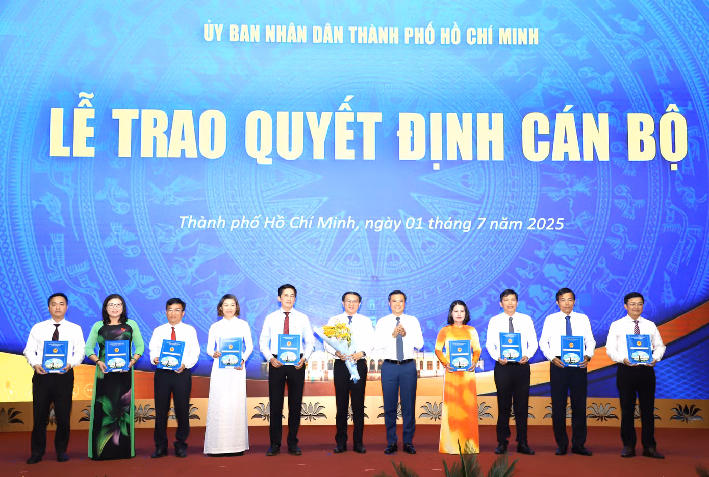 Lãnh đạo TPHCM trao quyết định cho các Phó Giám đốc Sở Khoa học và Công nghệ. Lãnh đạo TPHCM trao quyết định cho các Phó Giám đốc Sở Khoa học và Công nghệ.