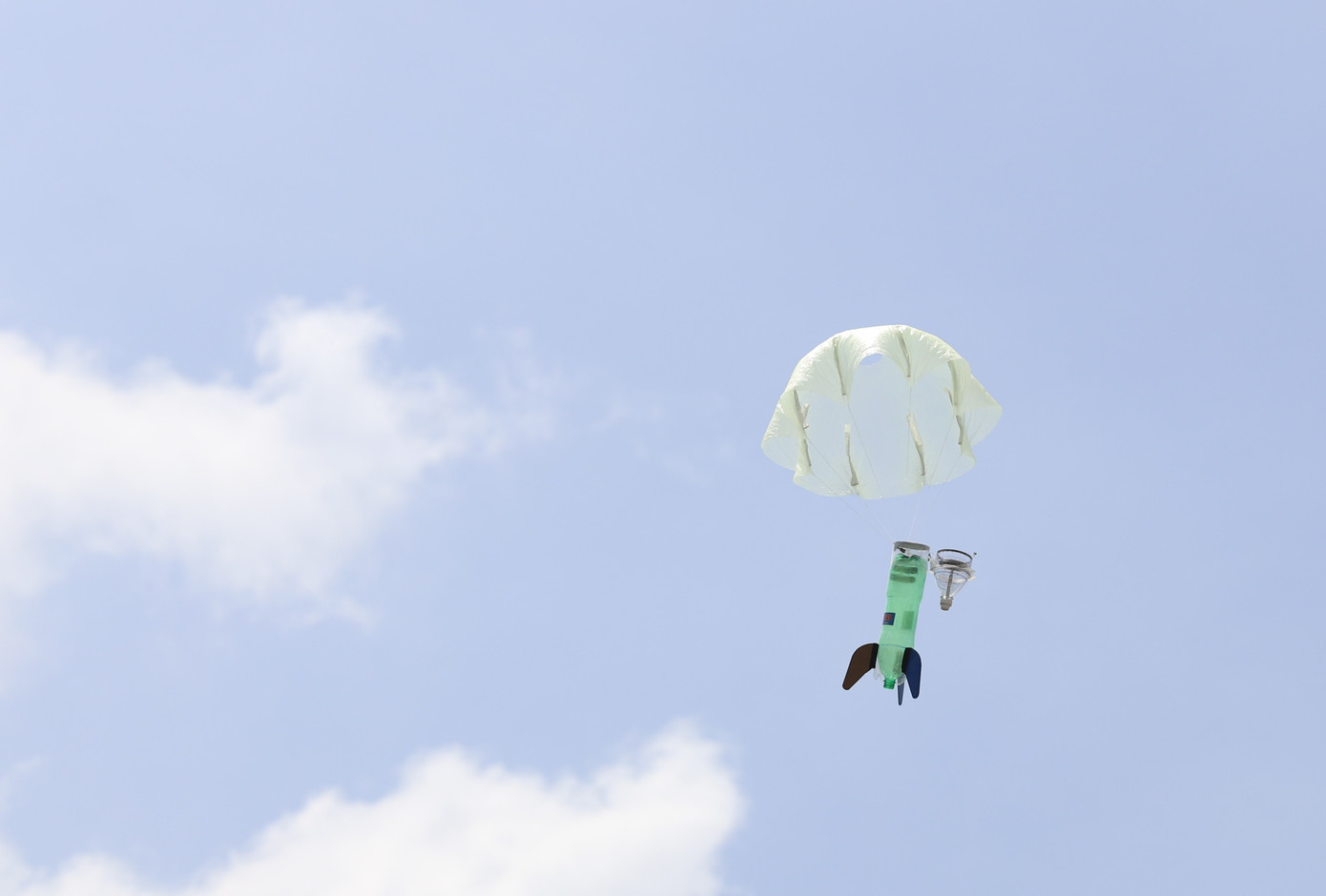 Một quả tên lửa vút lên cao và bung dù. Tuy nhiên, có một số đội thi không thể thực hiện thành công kỹ thuật này.