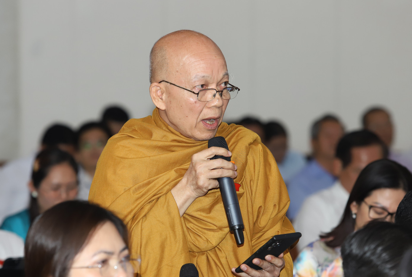 Hòa thượng Thích Minh Thành trao đổi tại kỳ họp. Ảnh: Ngô Tùng