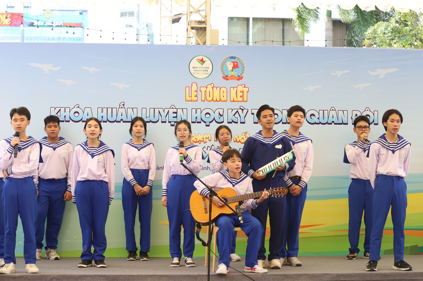 Tại buổi tổng kết, các bạn nhỏ thể hiện kỹ năng học hỏi từ khóa huấn luyện trong một tuần qua. Ảnh: Ngô Tùng Tại buổi tổng kết, các bạn nhỏ thể hiện kỹ năng học hỏi từ khóa huấn luyện trong một tuần qua. Ảnh: Ngô Tùng