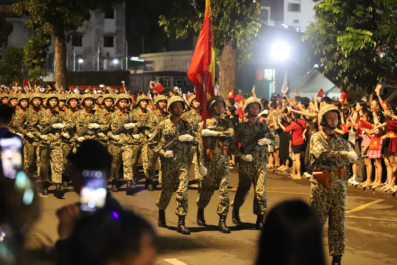 Sau khi di chuyển qua lễ đài và các tuyến đường trung tâm thành phố, các khối diễu binh, diễu hành trở về điểm tập kết theo quy định.